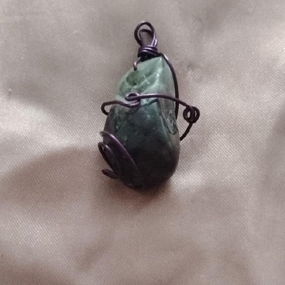 Green and Purple Modern Necklace with Elegant Design - Picture 1 of 1